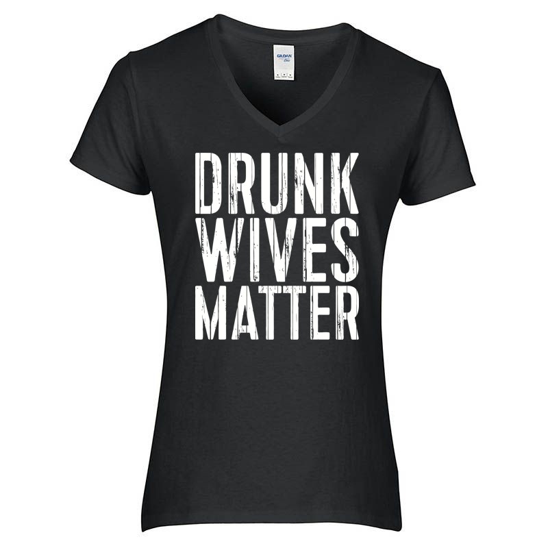 Női V-nyakú póló Drunk wives matter